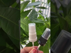 OEM 18/415 काली और सफेद धुंध स्प्रेयर ग्लास इत्र की बोतल के लिए एक कदम सजावट के साथ